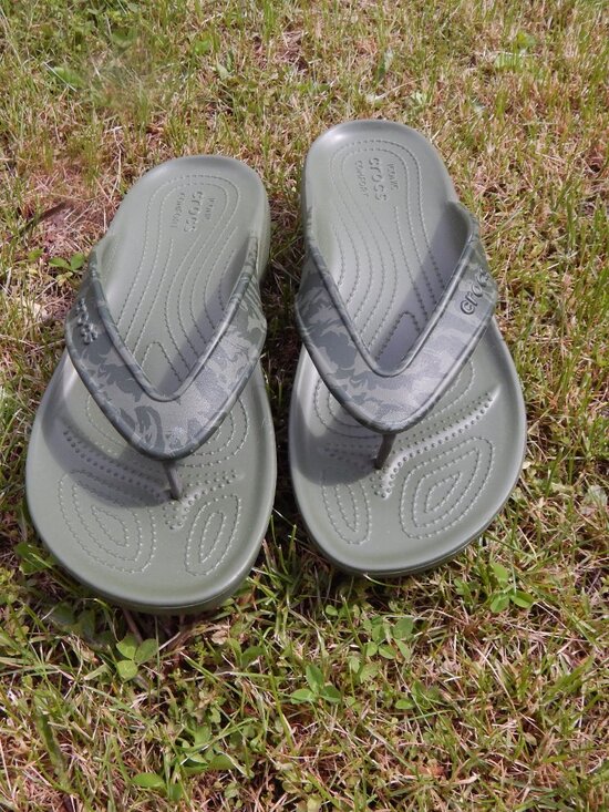 Camo Tropical Print Croc Flip Flops Mens Size 11 Army Green NEVER WORN